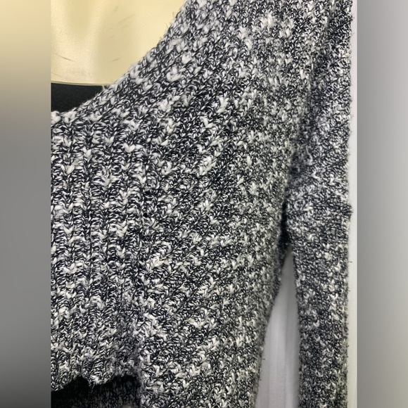Express Cropped Sweater V-Neck Knit Black White Soft Size Small Cut Out Back - Picture 3 of 14